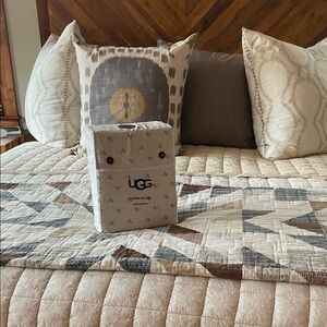 UGG Light Gray and Gray pattern Sheet set. Queen